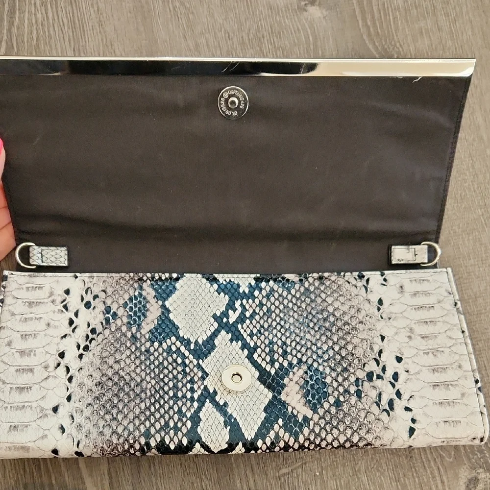 NWOT White House Black Market Snake Print Clutch Wallet - Picture 4 of 8